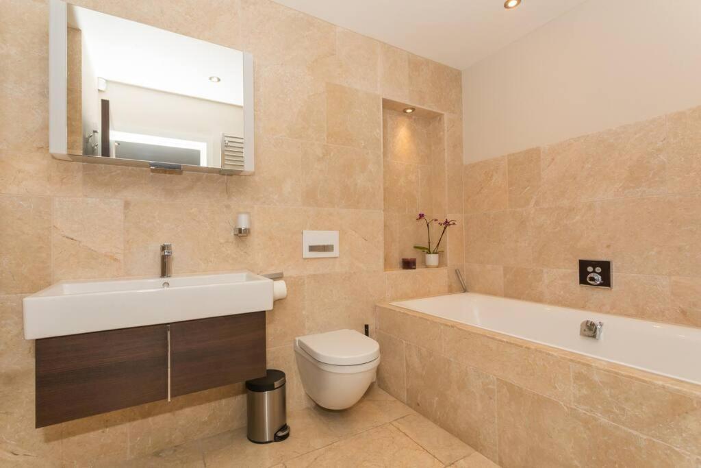 Stylish Penthouse Apartment With Hot Tub Bath Eksteriør bilde