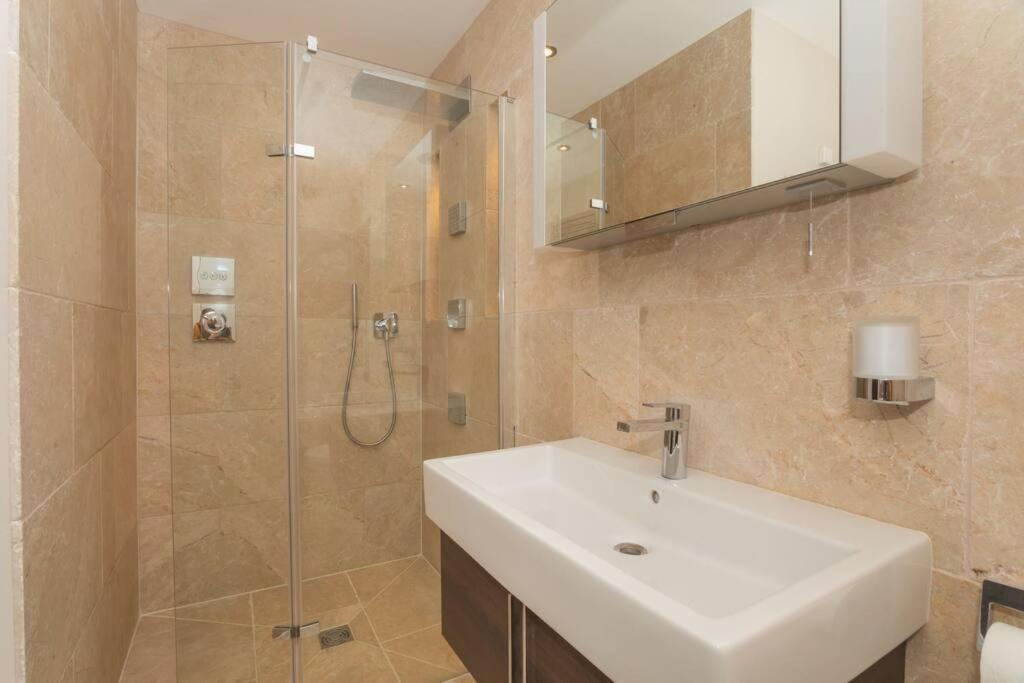 Stylish Penthouse Apartment With Hot Tub Bath Eksteriør bilde