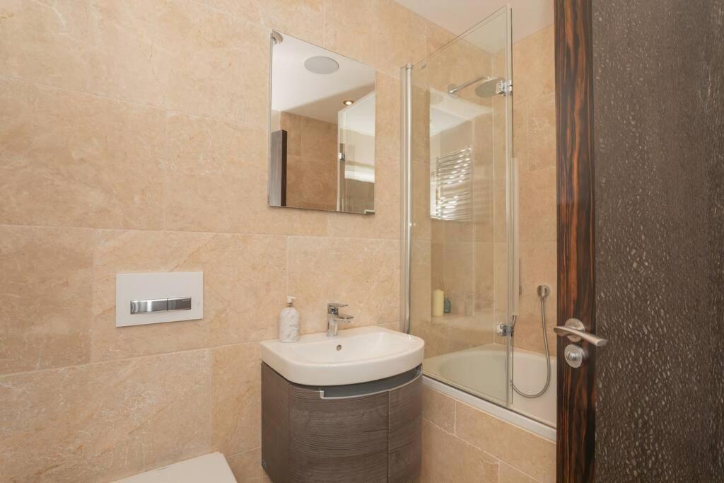 Stylish Penthouse Apartment With Hot Tub Bath Eksteriør bilde